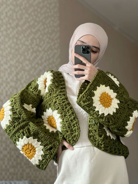 Granny Square Cardigans, Granny Square Fashion, Winter Crochet Ideas, Crochet Granny Square Sweater, Crochet Cardigan Granny Square, Cardigan With Flowers, Winter Crochet Hat, Jaket Crochet, Granny Square Jacket