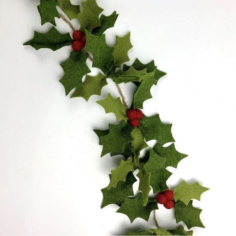 Holly Garland Diy, Felt Holly Leaves, Felt Holly Garland, Felt Holly, Holly Garland, Boughs Of Holly, Noel Diy, Felt Decorations, Christmas Store