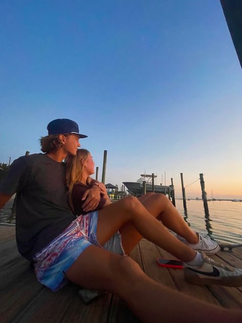 Cute Lake Pictures With Boyfriend, Cute Couple Lake Pictures, Short Bf Tall Gf Poses, Bf And Gf Goals Pictures Middle School, Florida Couple Pictures, Cute Photos To Recreate With Boyfriend, Picture Couple Ideas, Cute Summer Couples, Teen Love Cute