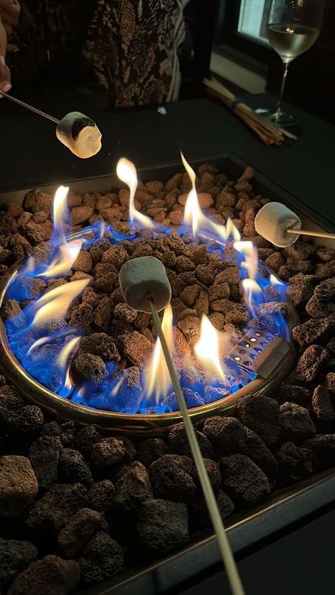 Roasting Smores Aesthetic, Roasted Marshmallow Aesthetic, Making Smores Aesthetic, Beach Birthday Aesthetic Night, Roasting Marshmallows Aesthetic, Bombfire Night, S’mores Aesthetic, Roast Aesthetic, Midnight Activities