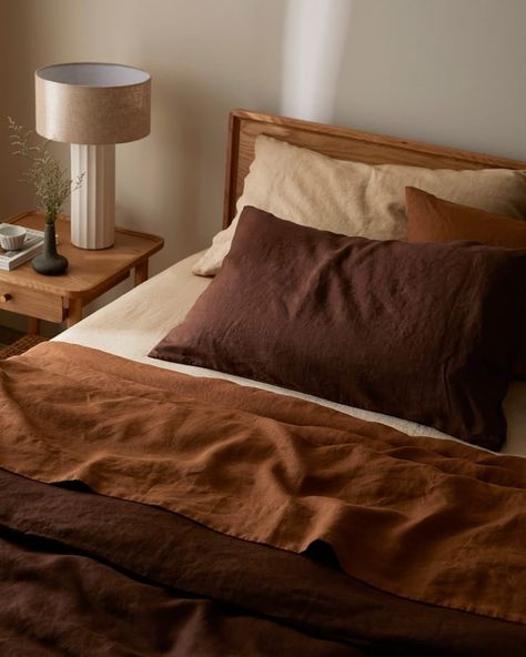 Todays fall inspo 🕷️ Earthy Linen Bedding, Bedding Layering Ideas Color Combos, Mismatched Linen Bedding, Layered Linen Bedding, Bedroom Sheets Ideas, Bedsheet Color Combination, Bedroom Linens Bedding, Cozy Earth Tone Bedroom, Taupe Bedroom Walls