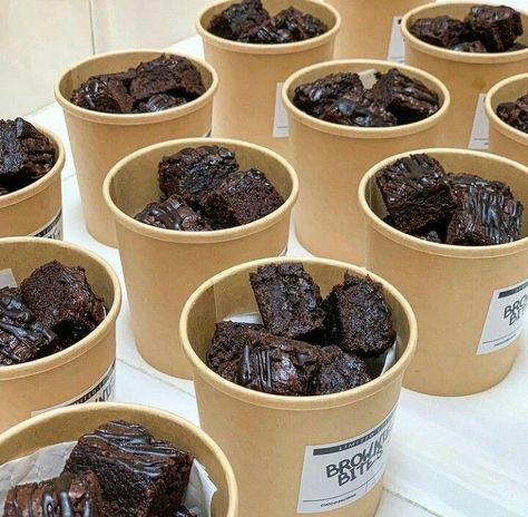 Bake Sale Displays, Brownie Packaging, Bake Sale Packaging, Resep Brownies, Baking Packaging, Dessert Packaging, Bakery Packaging, Cake Packaging, Baking Business