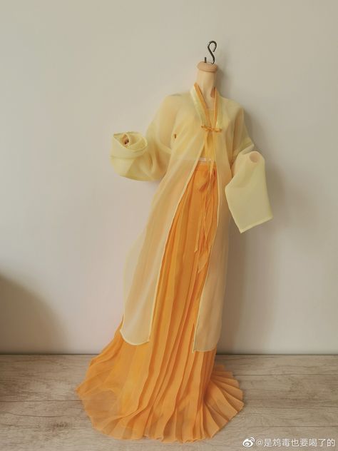 Yellow Chinese Dress, Yellow Hanfu, Hanfu Design, Cute Doll Clothes, China Hanfu, Chinese Cosplay, Closet Inventory, Chinese New Year Party, Chinese Outfits