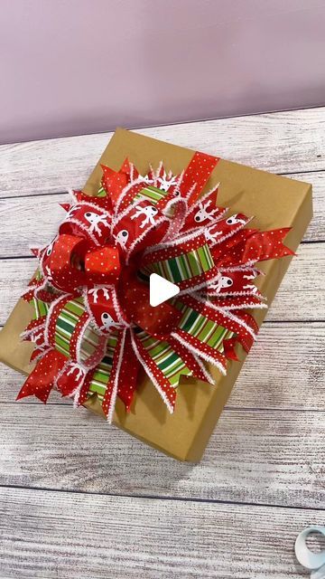 Tracie Garrett on Instagram: "Bows are super easy to make when you’re not intimidated by them, follow for more tips and tricks! #bow #giftwrapping #wrappingpaper #wrappingpresents #makingbows #howto #christmas2022 #christmasdecor #diychristmasdecor" How To Make Christmas Present Bows, How To Tie Bows On Presents, How To Make Bows For Christmas Presents, Tying Bows On Presents, Bows On Christmas Presents, Christmas Present Bows Diy, Gift Wrap Bows Diy, Bows For Christmas Presents, How To Make Gift Bows With Ribbon