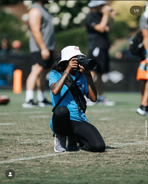 Reporter Journalist Aesthetic Outfit, Sports Photographer Outfit, Photojournalism Aesthetic, Sports Photographer Aesthetic, Journalist Aesthetic Outfit, Sport Management Career, Sports Videography, Photographer Aesthetic, Small Goals