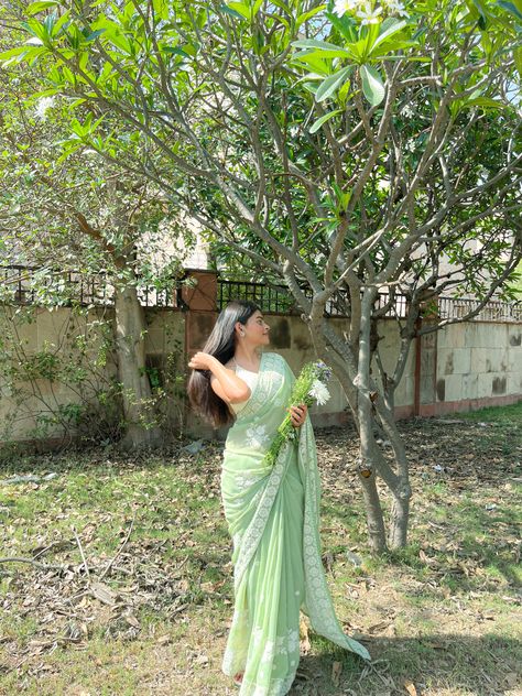 Saadi Photo Poses, Green Saree Look Traditional, Candid Photography Women, Farewell Saree Ideas, Aesthetic Eid, Saree Dp, Traditional Dresses Indian, Mens Photography, Farewell Saree