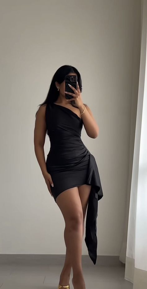 Classy Birthday Outfit Ideas, Classy Black Birthday Dress, Summer Dresses Dinner, Simple Birthday Dress Ideas, Black Dress Birthday Outfit Classy, Black Graduation Outfit, Black Birthday Dress Classy, Dress To Wear To A Wedding As A Guest, Black Mini Dress Aesthetic