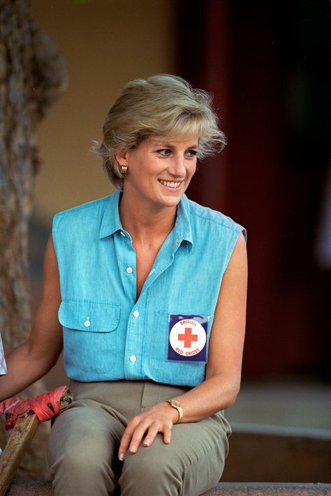 27 Times Princess Diana Proved She Was the Ultimate Summer Beauty Muse | Vogue Prinz George, Animal Print Swimsuit, Princess Diana Photos, Princess Diana Pictures, Diana Princess Of Wales, Princes Diana, Romantic Photos Couples, Diana Fashion, Diana Princess