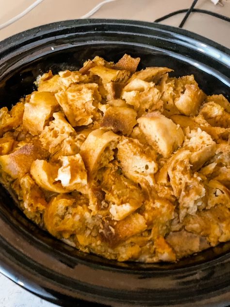 Slow Cooker Apple Bread Pudding, Crockpot Bread Pudding Recipes, Crock Pot Bread Recipe, Bread Pudding Recipe Crockpot, Crockpot Bread, Bourbon Bread, Goodies Recipes, Crockpot Pumpkin, Pumpkin Spice Desserts