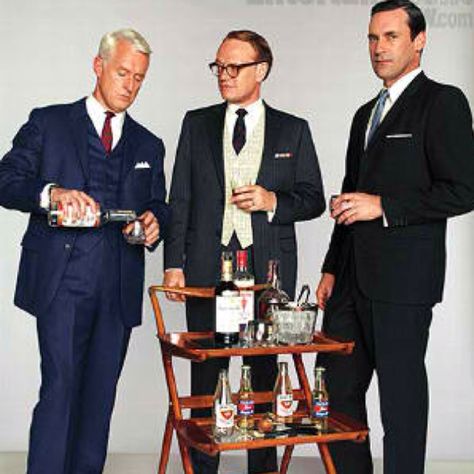 Would love to have Roger's wit, Lane's British charm and Don's style and persuasiveness. Mad Men Bar Cart, Mad Men Don, Mad Men Don Draper, Mad Men Party, Man Bars, Vintage Bar Carts, Mad Men Fashion, Don Draper, Jon Hamm