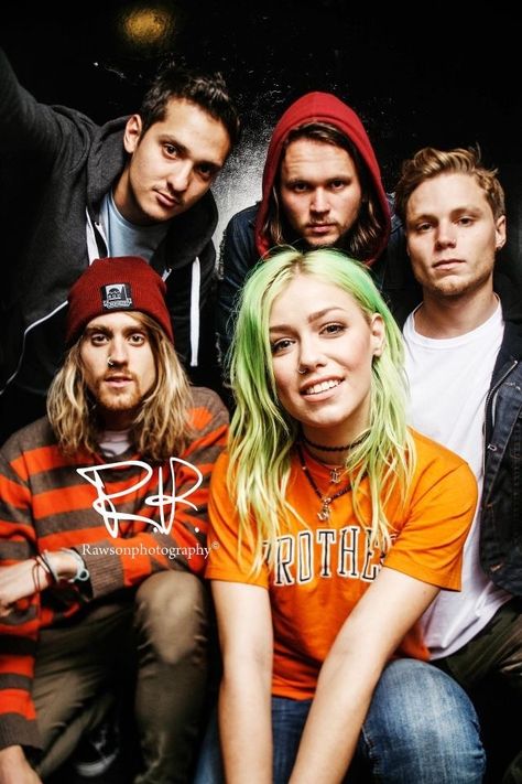 One of my new favorite bands - Tonight Alive Tonight Alive Jenna, Rock Band Photos, Band Photoshoot, Pop Punk Bands, Tonight Alive, Band Photography, Lonely Girl, Beautiful Human, New Retro Wave