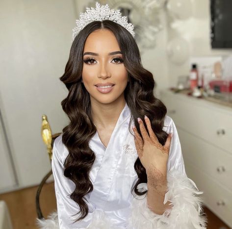 Crown Hairstyles: A Sophisticated Touch for Any Event Hollywood Hair Middle Part, Bride Hair Waves Soft Curls, Down Hairstyles With Crown, Curled Hair With Crown, Middle Part Bride Hair, Hollywood Waves Quinceañera, Hollywood Waves With Tiara, Middle Part Hairstyles Wedding, Wedding Hairstyles Middle Part