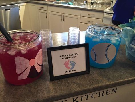 Baseballs Or Bows Gender Reveal, Baseballs Or Bows, Baby Reveal Party Decorations, Basketball Gender Reveal, Baby Reveal Ideas, Baseball Gender Reveal, Gender Reveal Party Food, Bows Gender Reveal, Gender Reveal Party Ideas