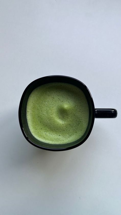 Matcha Girl, Matcha Lover, Matcha Drink, Coffee Shop Aesthetic, Green Drinks, Healthy Girl, Matcha Tea, Matcha Latte, Green Juice