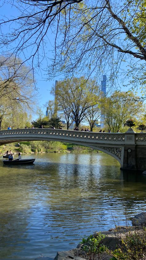 Central Park Bow Bridge, Ny Central Park, Central Park Wallpaper, Central Park Spring, Central Park Bridge, Central Park Aesthetic, Bow Bridge Central Park, Nyc Central Park, New York Central Park