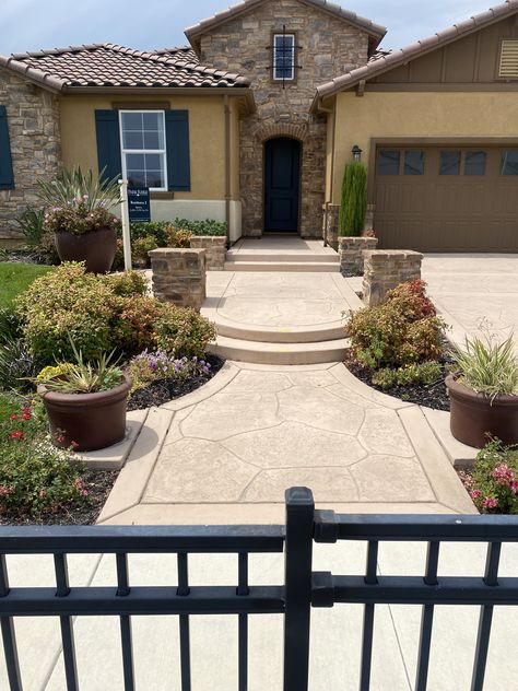 Front Yard Cement Patio Ideas, Cement Front Yard Ideas, Cement Front Yard, Front Yard Concrete Ideas, House Walkway Entrance, Hill Backyard, Stone Garage, Yard Steps, Stained Concrete Driveway