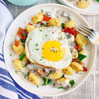 Today, we're making Breakfast Gnocchi with Mushroom Gravy! Gnocchi is not just for dinner any more, folks! We're sauteing these pillowy dumplings until they're nice and crisp, mixing them with some crispy prosciutto and fresh spinach, topping them with a luxurious creamy mushroom sauce, and finishing off the whole situation with a perfectly gooey egg.This is a dinner for breakfast best case scenario! This is one of those meals that requires a little bit of multitasking. In one pot,… Easy Hamentashen Recipe, Breakfast Totchos, Tot Recipes, Paleo Coffee Cake, Tot Nachos, Tater Tot Nachos, Tater Tot Recipes, How To Cook Gnocchi, Homemade Flatbread