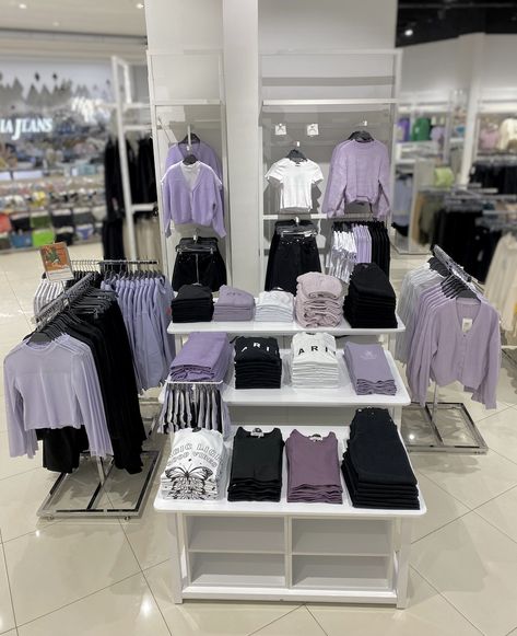 Retail Store Set Up, Clothing Visual Merchandising, Visual Merchandising Aesthetic, Visual Merchandising Displays Clothing, White Black Room, Table Merchandising, Visual Merchandising Ideas, Fashion Store Display, Visual Merchandising Display