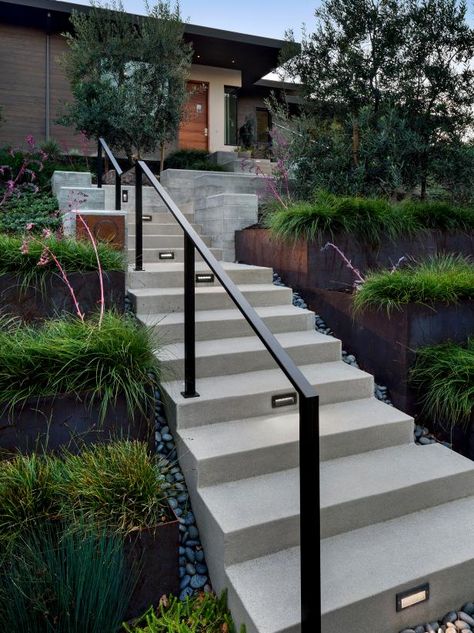 Modern Outdoor Stair Railing Ideas, Retaining Wall Stairs With Railing, Outdoor Entry Stairs, Modern Exterior Handrail, Modern Exterior Stairs, Black Outdoor Railing Front Porches, Modern Handrails For Stairs Outdoor, Exterior Handrail Design, Exterior Handrails For Steps