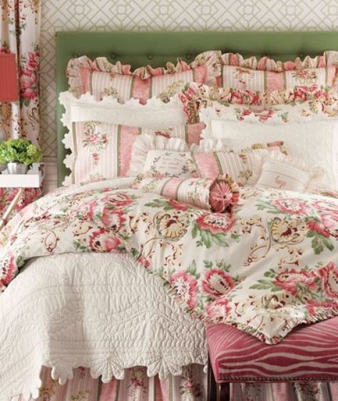 Victorian Bedding: Comforters & Quilts Beautiful Bed Designs, Farmhouse Tv, Chic Dining Room, Shabby Chic Room, Chic Bedding, Shabby Chic Interiors, Shabby Chic Bedding, Shabby Chic Bedroom, Shabby Chic Farmhouse