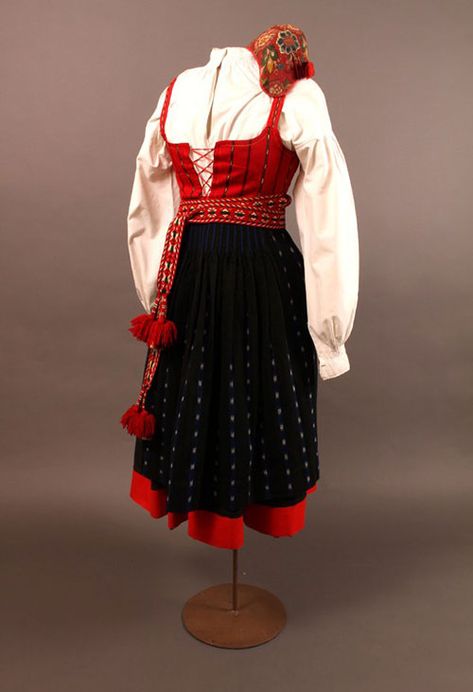 Swedish Traditional Clothing, Sweden Clothing, Swedish Dress, Swedish Clothing, Authentic Costumes, Ceremonial Clothing, Swedish Women, Curious Facts, Outfits Unique