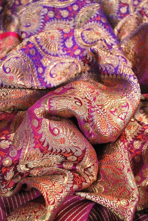 تاج محل, Asian Textiles, Snake Girl, Asian Fabric, Creativity Inspiration, Vintage India, Evolution Of Fashion, Art Fabric, Indian Prints