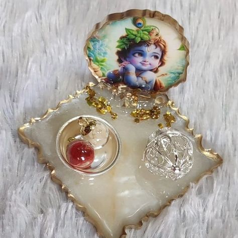 Resin Gift Ideas, Resin Platter, Car Dashboard Accessories, Little Kanha Ji Images, Dashboard Accessories, Diy Resin Gifts, Resin Arts, Maharashtrian Jewellery, Rakhi Making