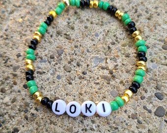 Bracelets Diy Beads Words, Loki Beaded Bracelet, Marvel Clay Bead Bracelet, Disney Bracelet Diy, Diy Bracelet Designs Beads, Marvel Beaded Bracelets, Marvel Bracelets, Bracelet Ideas With Beads, Loki Bracelet