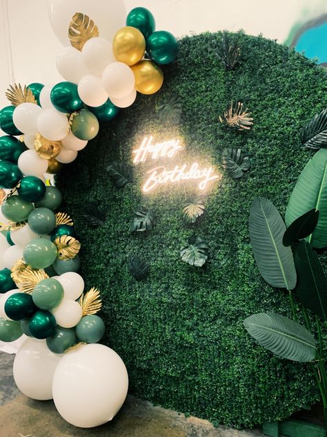 Green Birthday Backdrop Ideas, Green Backdrop With Balloons, Emerald Green Balloon Decoration, Green Birthday Backdrop, Day Party Decor, Black And White Balloons, Photowall Ideas, Happy Birthday Backdrop, Sweet 16 Decorations