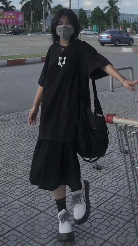 Tomboy Skirt Outfit, Loose Shirt Outfit, Oversize Outfit, Skirt Inspiration, Outfit Korean, Tomboy Style Outfits, Korean Girl Fashion, Skirt Outfit, Tomboy Fashion