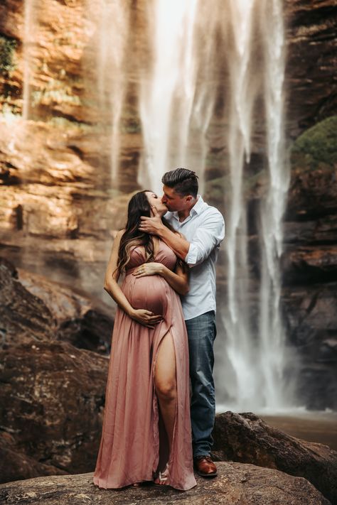 Waterfall couples maternity photography Maternity Photography Black Couples, Romantic Maternity Photos, Couple Maternity Poses, Maternity Photography Family, Fall Maternity Photos, Maternity Photography Poses Outdoors, Outdoor Maternity Photos, Maternity Photography Poses Couple, Maternity Photo Outfits