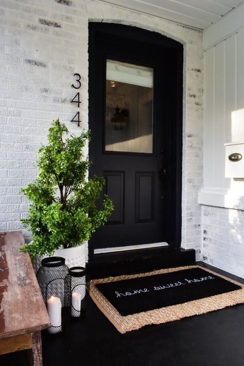 Veranda Design, Small Porch Decorating, Black Front Door, Front Yards Curb Appeal, Farmhouse Front Door, Black Front Doors, Building A Porch, Front Porch Design, Farmhouse Front Porches