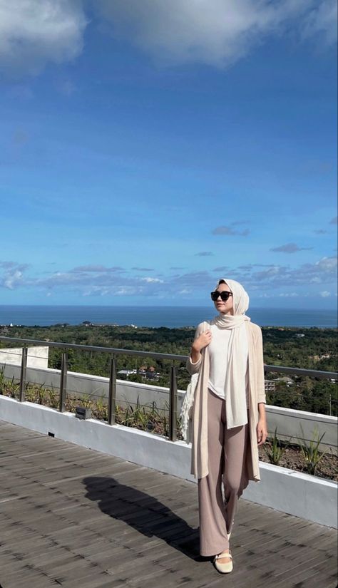 Hijab Outfit Beach Style, Bali Outfit Ideas Hijab, Beach Hijab Outfit Ideas, Hijab Beach Outfit, Beach Outfit Hijab, Ootd Beach, Date Night Outfit Classy, Outfit Hijab Casual, Clean Fashion