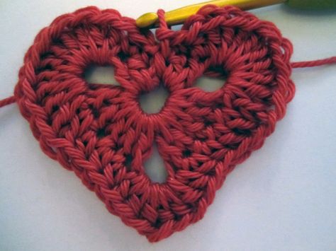 Makkelijk haakpatroon van een hart. Onderdeel van een kerstslinger van katoen (op de site staan ook patronen van een kerstboom, ster en sneeuwvlok). Gratis en Nederlands patroon. Crochet Heart Pattern, Valentines Patterns, Crochet Heart, Crochet Applique, Crochet For Beginners, Christmas Crochet, Diy Crochet, Crochet Toys, Crochet Flowers