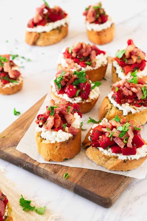 Roasted Red Pepper Bruschetta with Bacon | Picnic Lifestyle Bacon Bruschetta, Red Pepper Bruschetta, Bruschetta Crostini, Pepper Bruschetta, Picnic Finger Foods, Bruschetta Appetizer, Summer Picnic Food, Picnic Sandwiches, Caprese Sandwich