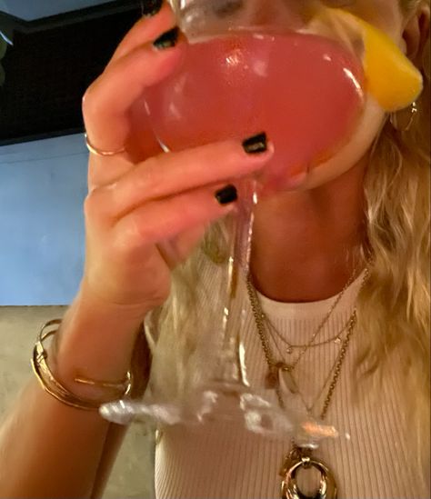 Cosmo Drink Aesthetic, Cosmopolitan Drink Aesthetic, Cosmo Aesthetic, Summer Drinks Aesthetic, Cosmopolitan Aesthetic, Cosmopolitan Drink Recipe, Cosmo Drink, Cosmopolitan Drink, Cocktail Aesthetic