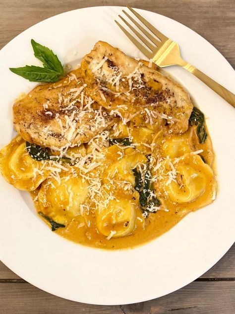 Chicken And Spinach Ravioli, Ravioli Dinner Ideas, Best Sauce For Chicken, Chicken With Spaghetti Sauce, Cheese Ravioli Recipe, Spinach And Cheese Ravioli, Chicken Ravioli, Costco Chicken, Spinach Ravioli