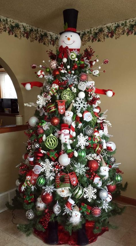 Snowman Christmas Tree Theme, Christmas Tree Themes Colors Red, Snowman Themed Christmas Tree, Unique Christmas Trees Themes, Green Christmas Tree Decorations, Christmas Tree Decorating Tips, Christmas Tree Inspo, Pretty Christmas Decorations, Christmas Vignettes