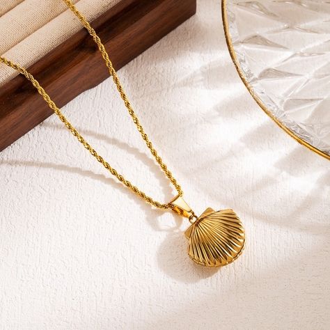 modern style square heart shape shell stainless steel three-dimensional carving 18k gold plated pendant necklace https://trendy-jewels.eu/products/modern-style-square-heart-shape-shell-stainless-steel-three-dimensional-carving-18k-gold-plated-pendant-necklace Trendy Jewels #Hot Locket Picture, Shell Locket, Gold Jewellry, Twisted Chain, Gold Locket, Velvet Pouch, Fine Jewellery Necklace, 2 Photos, Heart Shape