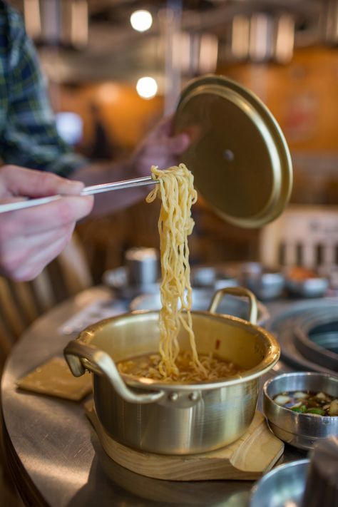 Fanning ramen with a pot lid. Broth Fondue Recipes, Work From Home Opportunity, Healthy Cheese, Ramen Noodle Recipes, Instant Ramen, Ramen Recipes, Instant Noodle, Dinner Appetizers, Instant Noodles