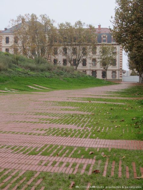 Flexbrick dressing architecture Jardin Niel - Toulouse - Flexbrick dressing architecture Cobblestone Paving, Forest Gardens, Pavement Design, Permeable Paving, Brick Path, Brick Paving, Toulouse France, Landscape Materials, Landscape Designs