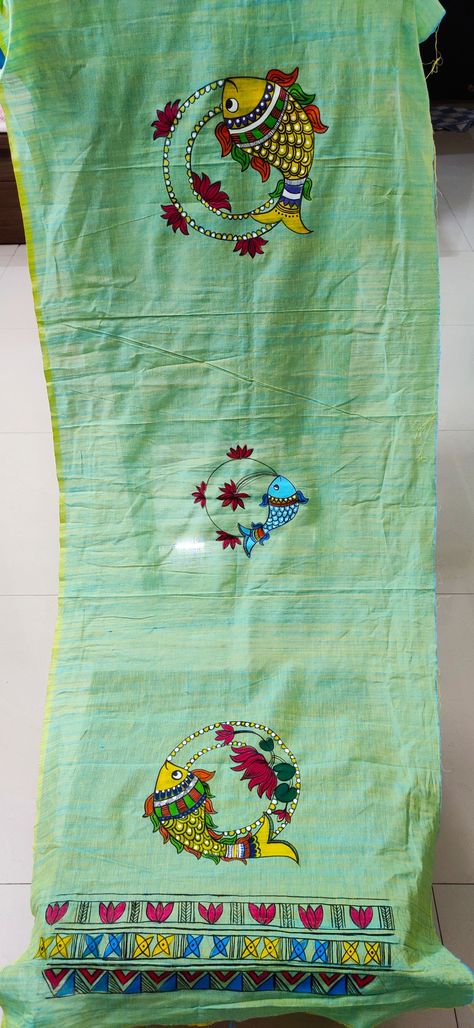 Hand painted madhubani design on Cotton mangalgiri dupatta. Madhubani Painting Saree Design, Madhubani Art Design Saree, Madhubani Painting Blouse Design, Fabric Painted Sarees, Madhubani On Dupatta, Madhubani On Fabric, Madhubani Embroidery Designs, Gond Painting On Sarees, Kalamkari Painting On Fabric