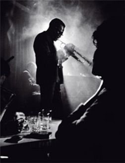 Smokey bar, blue light, a stiff drink and a sad song... Smoke n Sky Dennis Stock, Arte Jazz, Kind Of Blue, Jazz Artists, Black And White Photograph, Jazz Club, Rock N’roll, Miles Davis, Jazz Musicians