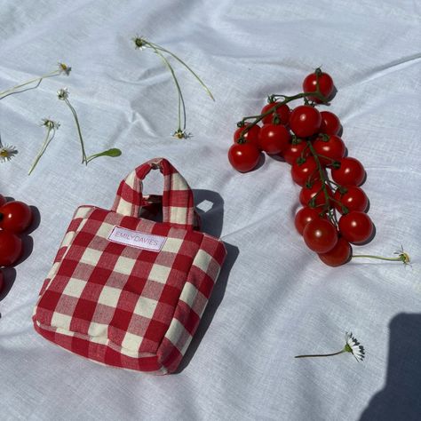 Say hello to the tomato family 👋🏻🍅🥖👒🧺 Made out of deadstock red and white gingham cotton, these tiny accessories are an essential addition to your everyday life. Whether it be to hold your lipstick, change, keys or trinkets they have a use for everything❤️ You can attach them to any bag with one of our gorgeous raw brass carabiners that add such an elegant touch to your Puffy Bag! (Also launching tomorrow)🤭 Prices ranging from £8-£20 〰️Tiny Puffy Bag 〰️Tiny Puffy Pouch 〰️Itsy Bitsy Zip Puf... Tiny Accessories, Puffy Bag, Handbag Sewing, Handbag Sewing Patterns, Red And White Gingham, Tiny Bag, Tiny Clothes, Diy Bags, Fancy Bags