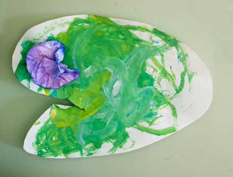 Lily Pad Art for Toddlers Spring Animal Activities For Toddlers, Pond Life Toddler Activities, Pond Theme Classroom, Pond Activities For Toddlers, Frog Crafts For Toddlers, Frog Activities For Toddlers, Pond Preschool, Lily Pad Art, Pond Activities