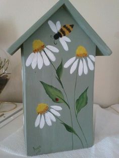 Back view of birdhouse. Pretty folk art daisies. Hand Painted Bird Houses, Bird Feeders Painted, Bird House Designs Paint, Bird House Painting Ideas Simple, Painted Birdhouses Ideas, Painting Birdhouses Ideas Simple, Painted Bird Houses Ideas, Painted Birdhouses, Hand Painted Birdhouses