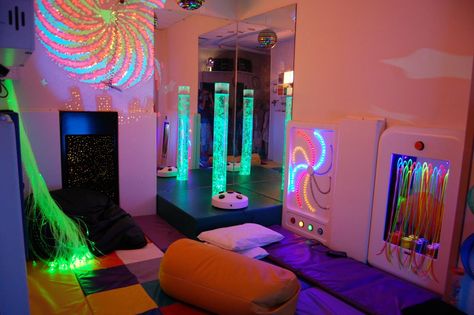 Snoezelen Rooms | THE PSYCHO-EMOTIONAL JOURNAL                                                                                                                                                                                 More Sensory Therapy Room, Occupational Therapy Room, Backyard Australia, Snoezelen Room, Sensory Room Ideas, Sensory Bedroom, Sensory Space, Sensory Classroom, Calm Room