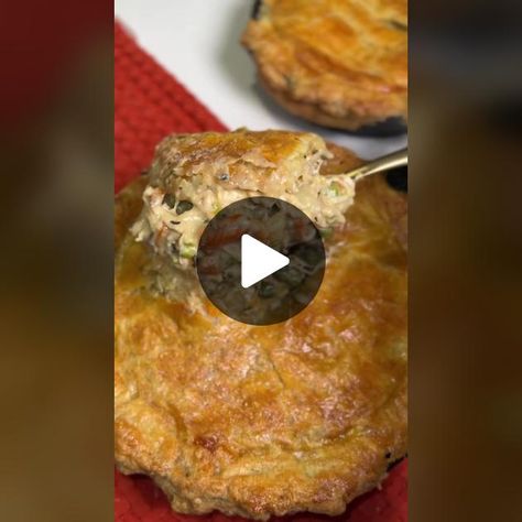 Biscuit Pot Pie, Red Lobster Biscuits, Pot Pie Recipe, Easy Chicken Pot Pie, Pot Pies Recipes, Tasty Videos, Chicken Pot Pie Recipes, Feed Your Soul, Flaky Crust