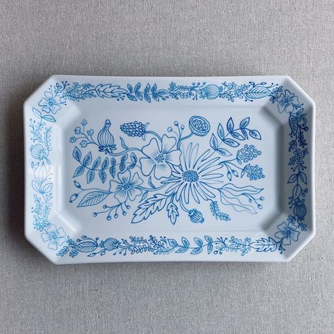 Anna Bond (@annariflebond) • Instagram photos and videos Plate Designs Ideas, Drawing On Plates, Ideas Pottery Painting, Porcelain Paint, Pebeo Porcelaine 150, Anna Bond, Painted Ceramic Plates, Flower Tray, Plate Designs