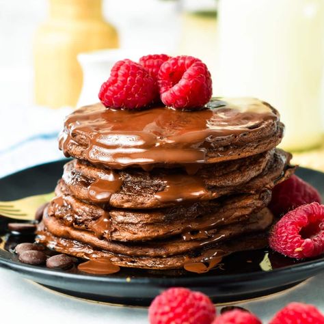 These Chocolate Protein Pancakes with chocolate syrup are the most delicious high-protein breakfast packed with 27 grams of proteins. Plus these are low-carb pancakes, no bananas, and only wholesome gluten-free ingredients. Chocolate Protein Pancakes, Raspberry Pancakes, Low Carb Pancakes, Keto Cake, High Protein Breakfast, Chocolate Protein Powder, Dairy Free Chocolate, Protein Pancakes, Chocolate Protein